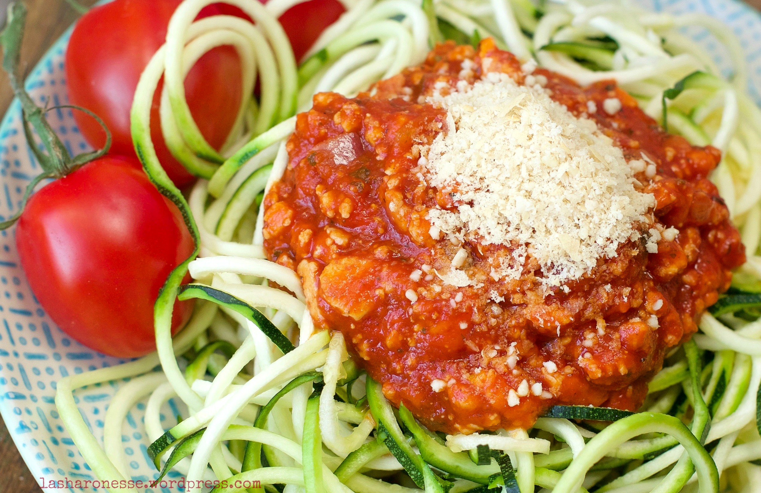 Vegane Lieblings"Bolognese" mit Tofu und Mandel"Parmesan" Greeny
